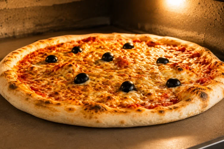 Pizza margarita en cuisson dans le four